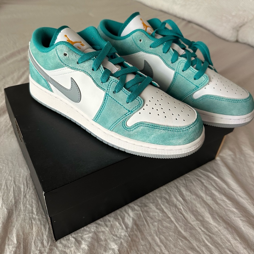 NEW JORDAN LOW Emerald / Taxi-White